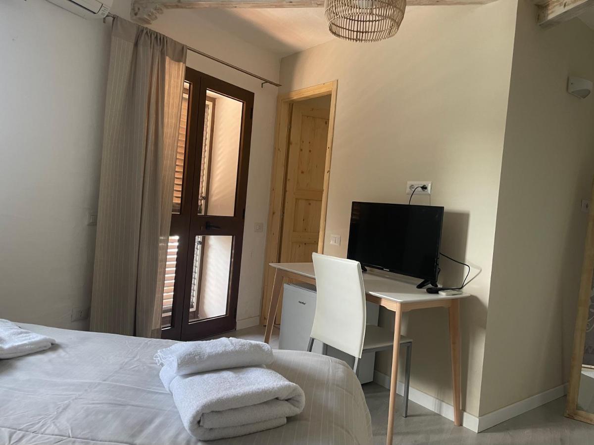 Domus De Diana Bed & Breakfast ออลเบีย ภายนอก รูปภาพ